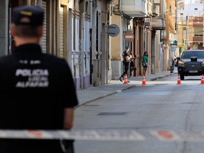 Los funcionarios de Coursson al final de la casa de que el vecino comienza a romper la mitad de la calle en Alfafar (Valencia 2, el 2 de septiembre de 2025.