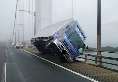 Um caminhão é arrasado pelos fortes ventos do tufão Jebi na ponte Sebe Ohashi, em Sakade, região de Kagawa (Japão).