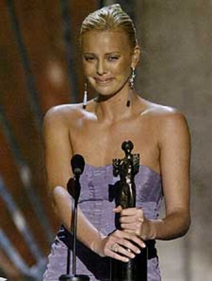 La surafricana Charlize Theron dedica a su madre el premio a mejor actriz, logrado por su trabajo en <i>Monster</i>.