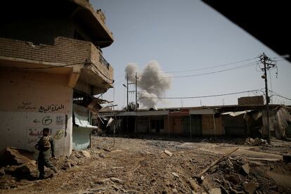 Una nube de humo aparece tras un ataque del Estado Islámico en el distrito de al-Zanjili, al oeste de Mosul (Irak).