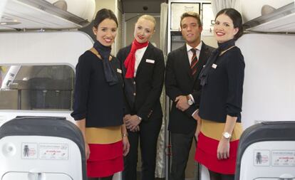 Personal de cabina de Iberia Express con los nuevos uniformes.