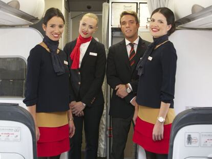 Personal de cabina de Iberia Express con los nuevos uniformes.