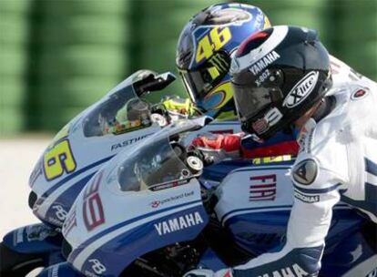 Jorge Lorenzo (en primer término) y Valentino Rossi, en un entrenamiento en San Marino.