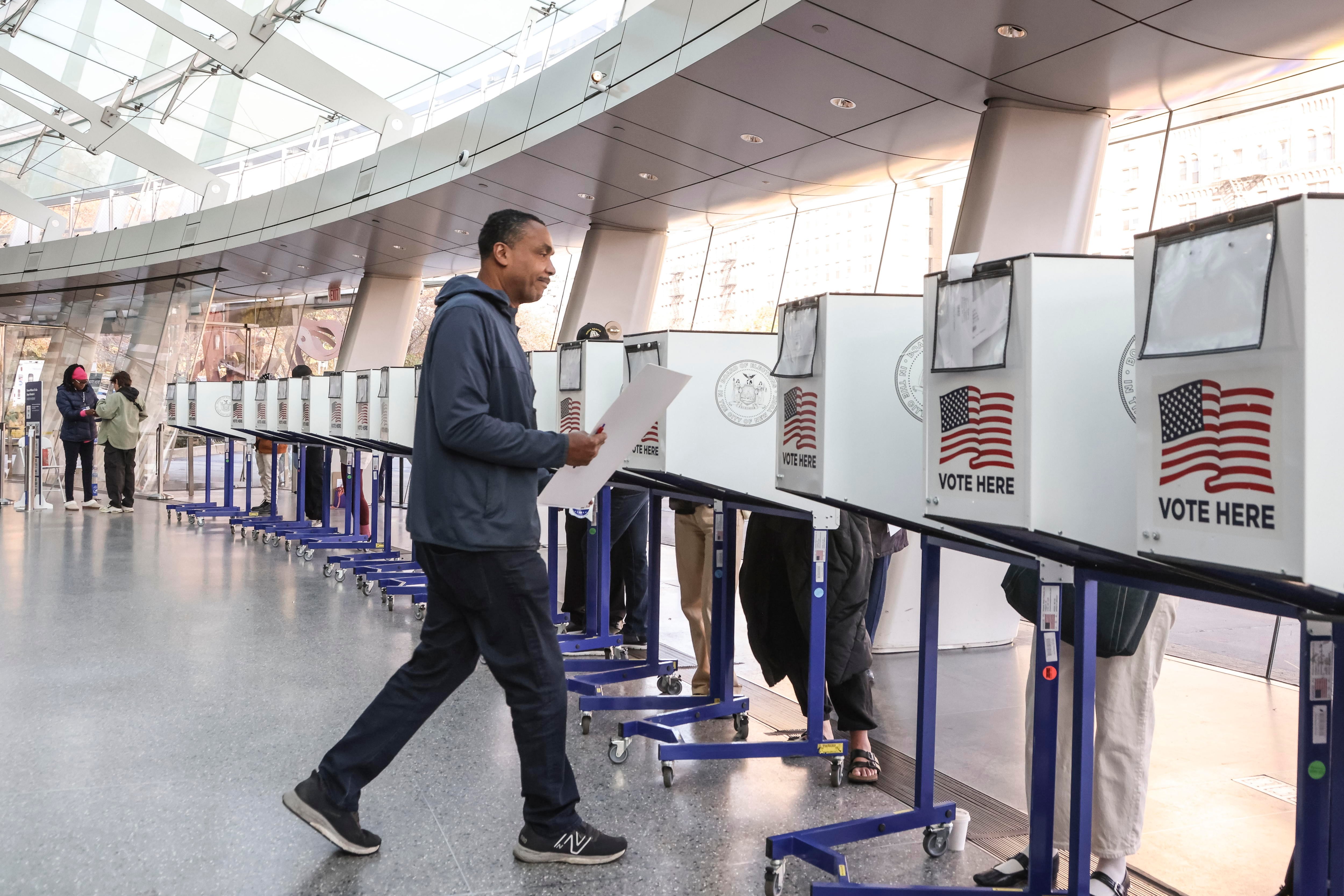 Una jueza federal prohíbe permanentemente el requisito impuesto por Trump de probar la nacionalidad para votar