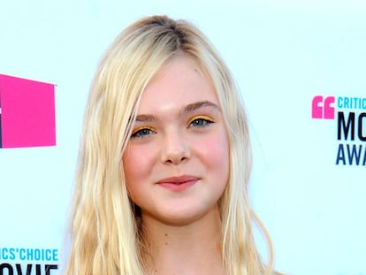 Copia el look: el eyeliner dorado de Elle Fanning