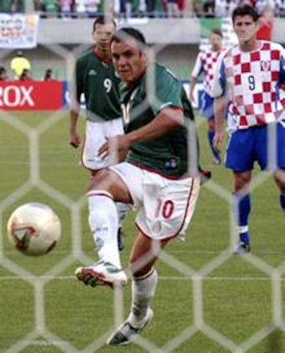 Cuauhtemoc Blanco no perdona desde el punto de penalti.