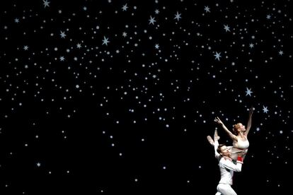 La bailarina Iana Salenko, en el papel de Clara, y Marian Walter como el Príncipe ensayan el ballet "El Cascanueces" en la Deutsche Oper de Berlín (Alemania).