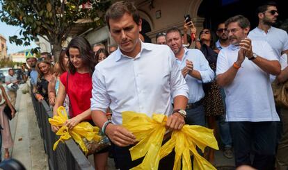 Albert Rivera e Inés Arrimadas, retiran lazos amarillos durante el recorrido que hicieron junto a cargos y afiliados del partido por la localidad barcelonesa de Alella.