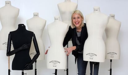 La hasta ahora conservadora del Museo Balenciaga, Miren Arzalluz, posa junto a unos maniquíes en una imagen de archivo.