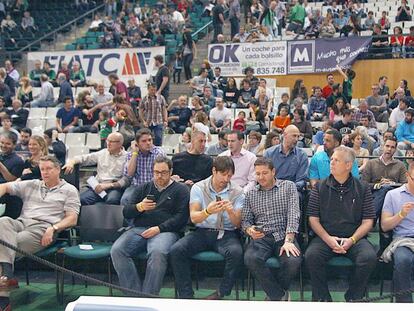 Ojeadores de la NBA, con Danny Ainge (Celtics) en el centro, en Badalona.