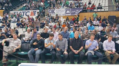 Ojeadores de la NBA, con Danny Ainge (Celtics) en el centro, en Badalona.