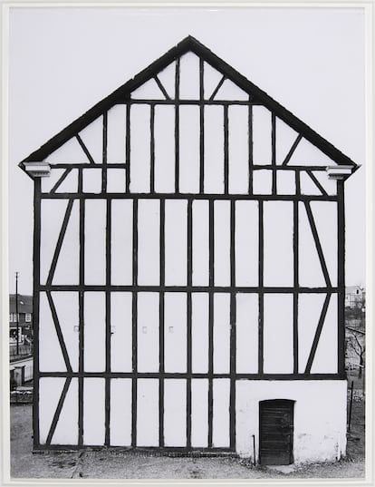 'Casa de entramado de madera', en Salchendorf (1959), de Bernd & Hilla Becher.