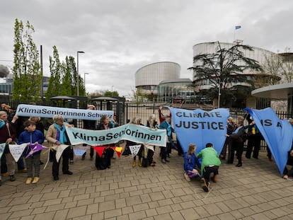 Activistas de la Asociación Suiza de Mujeres Mayores por el Clima celebran este martes la sentencia del Tribunal Europeo de Justicia en Estrasburgo (Francia) frente a su sede.