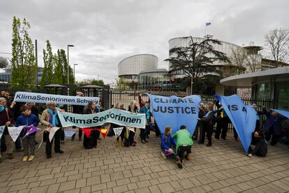 Activistas de la Asociación Suiza de Mujeres Mayores por el Clima celebran este martes la sentencia del Tribunal Europeo de Justicia en Estrasburgo (Francia) frente a su sede.