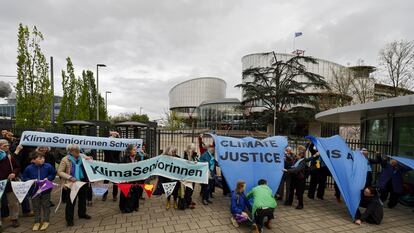 Activistas de la Asociación Suiza de Mujeres Mayores por el Clima celebran este martes la sentencia del Tribunal Europeo de Justicia en Estrasburgo (Francia) frente a su sede.