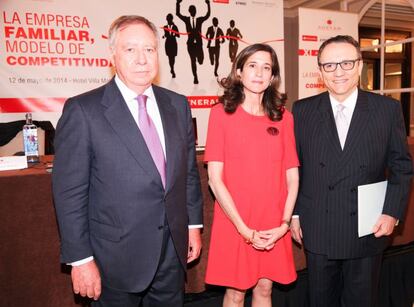 De izquierda a derecha, el expresidente de Adefam, Clemente González Soler; la nueva presidenta de Adefam, Inés Juste, y el presidente del Instituto de la Empresa Familiar, Javier Moll.