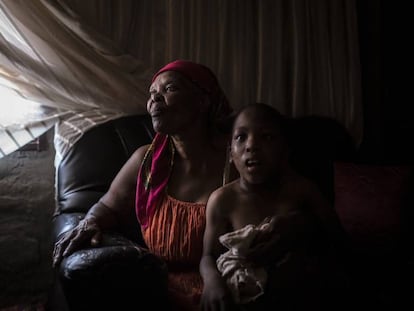 Mpho Matsemela y su nieta Nkoketso, que padece parálisis cerebral, en el asentamiento Snake Park, a las afueras de Johannesburgo.