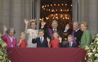 La familia real de Bélgica saluda desde el balcón del Palacio Real.