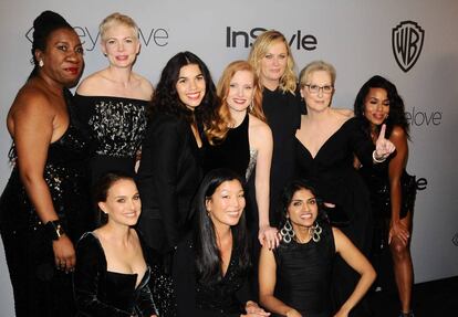 Michelle Williams con Natalie Portman, America Ferrera, Jessica Chastain, Amy Poehler y Meryl Streep con otras activistas en los últimos Globos de Oro.