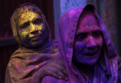 Mujeres durante las celebraciones Holi en Vrindavan (India), el 3 de marzo de 2015.