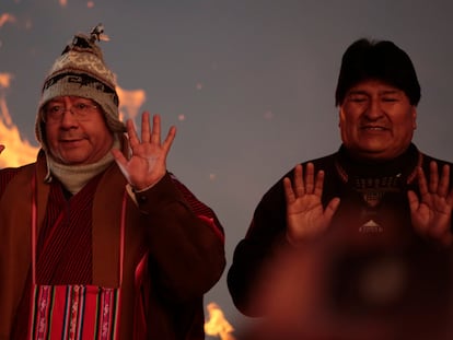 El presidente de Bolivia, Luis Arce y el ex presidente Evo Morales levantan sus manos como parte de un ritual de celebración del solsticio de invierno en Tiwanaku, Bolivia, el 21 de junio de 2023.