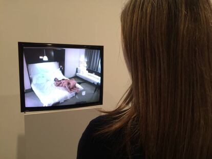 Una visitante contempla el vídeo sexual de Andrea Fraser en el Macba.
