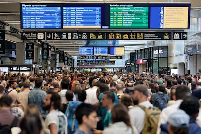 Centenares de pasajeros en la zona de salidas de la estación de Montparnasse de París, este viernes.