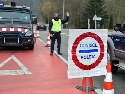 Control dels Mossos d'Esquadra, a l'entrada de Ripoll, a Girona, a finals del 2020.