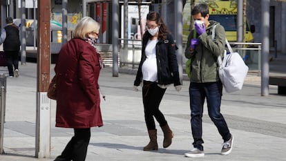 Varias personas caminan por la calle en Terrassa este viernes.