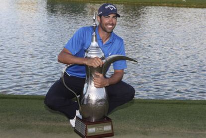 Álvaro Quirós, con el trofeo de campeón del torneo de Dubái.