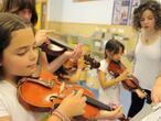 Estudiantes en una clase de música.