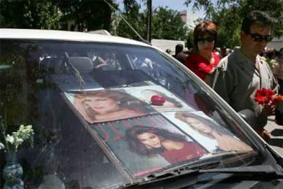 Un coche adornado con retratos de la Jurado.