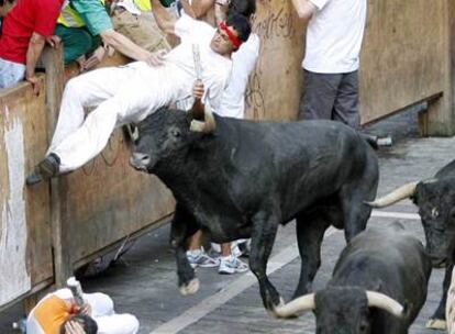 Momento en que Ricard Brufau, de 21 años, es empitonado durante el encierro de ayer.