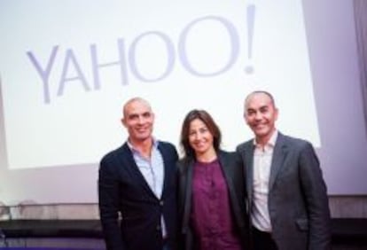 Noelia Fern&aacute;ndez, vicepresidenta editorial de Yahoo Europa, junto a Bernardo Hern&aacute;ndez (izquierda), responsable mundial de Flickr, y Roberto Campo, director de Yahoo en Espa&ntilde;a. 