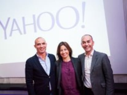 Noelia Fern&aacute;ndez, vicepresidenta editorial de Yahoo Europa, junto a Bernardo Hern&aacute;ndez (izquierda), responsable mundial de Flickr, y Roberto Campo, director de Yahoo en Espa&ntilde;a. 