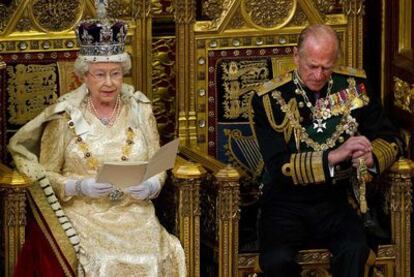 Isabel II de Inglaterra pronuncia el tradicional Discurso de la Reina en presencia de su esposo, Felipe de Edimburgo, en el Parlamento de Westminster, en Londres.
