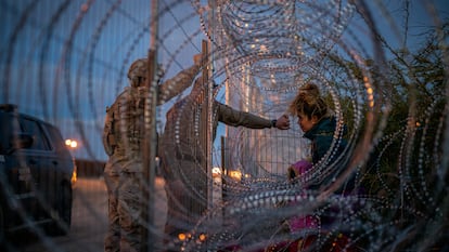 Migrantes intentan cruzar al lado estadounidense del río Grande en El Paso, Texas, en marzo pasado.