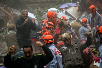 Personal de emergencia rescata a una niña de 4 años que fue atrapada bajo su casa derrumbada después de fuertes lluvias en Petrópolis, Estado de Río de Janeiro, Brasil, el 23 de marzo de 2024. 