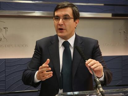 Luis Ayll&oacute;n durante una rueda de prensa este jueves.