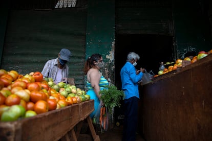 Personas hacen fila afuera de un agromercado, en La Habana, en abril de 2021.