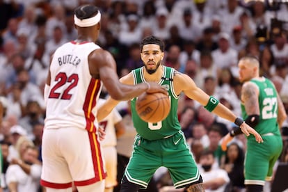 Jimmy Butler (Miami) encara a Jayson Tatum (Boston) en el primer partido de las finales de la Conferencia Este.