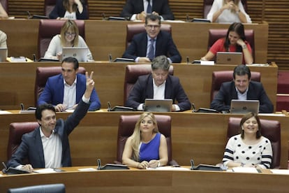 Eva Ortiz, en el centro, junto a la presidenta del PP, Isabel Bonig, en un pleno de las Cortes.