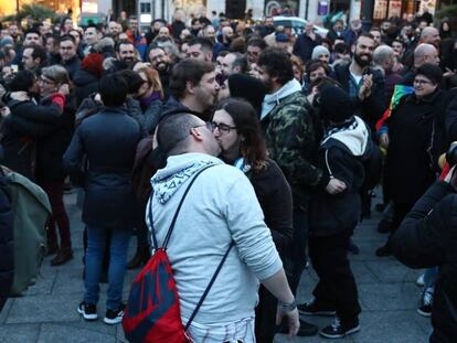 Manifestantes besándose en Chueca en repulsa a las pseudoterapias ilegales del obispado de Alcalá para supuestamente curar la homosexualidad. 