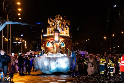 El rey Melchor en la Cabalgata de Reyes 2025 en Madrid.