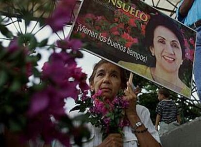 Una mujer asiste a una vigilia por Consuelo Araujo en Valledupar, la ciudad natal de la ex ministra asesinada.