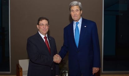 Los responsables de Exteriores de Cuba y EE UU, Bruno Rodríguez y John Kerry, en Panamá.