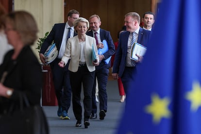 La presidenta de la Comisión Europea, Ursula von Leyen, se dirige al Colegio de Comisarios.