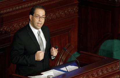 El nuevo primer ministro tunecino, Youssef Chahed, durante su intervenci&oacute;n en el Parlamento en la sesi&oacute;n de investidura