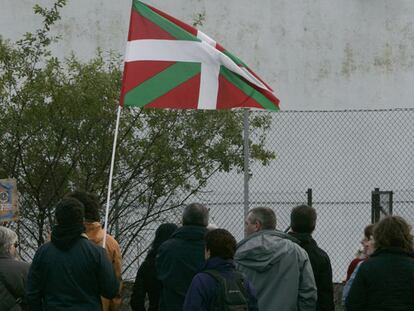 Familiares de presos de ETA, ante la cárcel de Martutene, en San Sebastián, en diciembre de 2007.