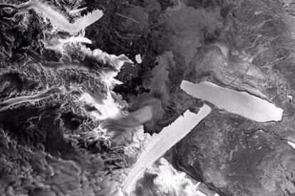 El choque del gigantesco iceberg B-15 A con el glaciar flotante Drygalski se aprecia en las imágenes de radar del satélite <i>Envisat,</i> tomadas el día 4, de abril.